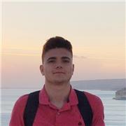 Profesor de inglés imparte clases a alumnos de todas las edades